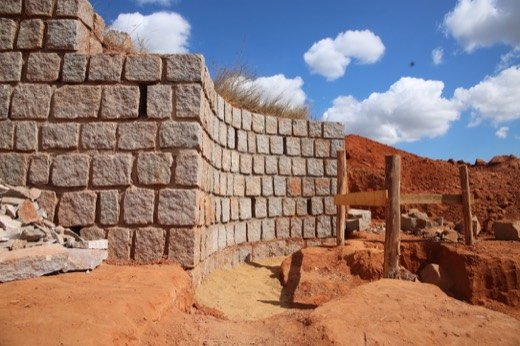 Mur en briques de terre compressée